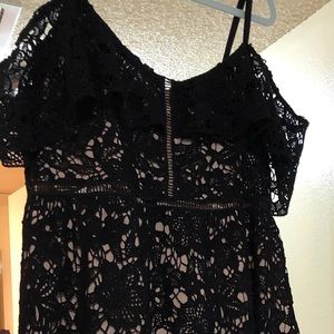 Cold-Shoulder lace detail Midi dress